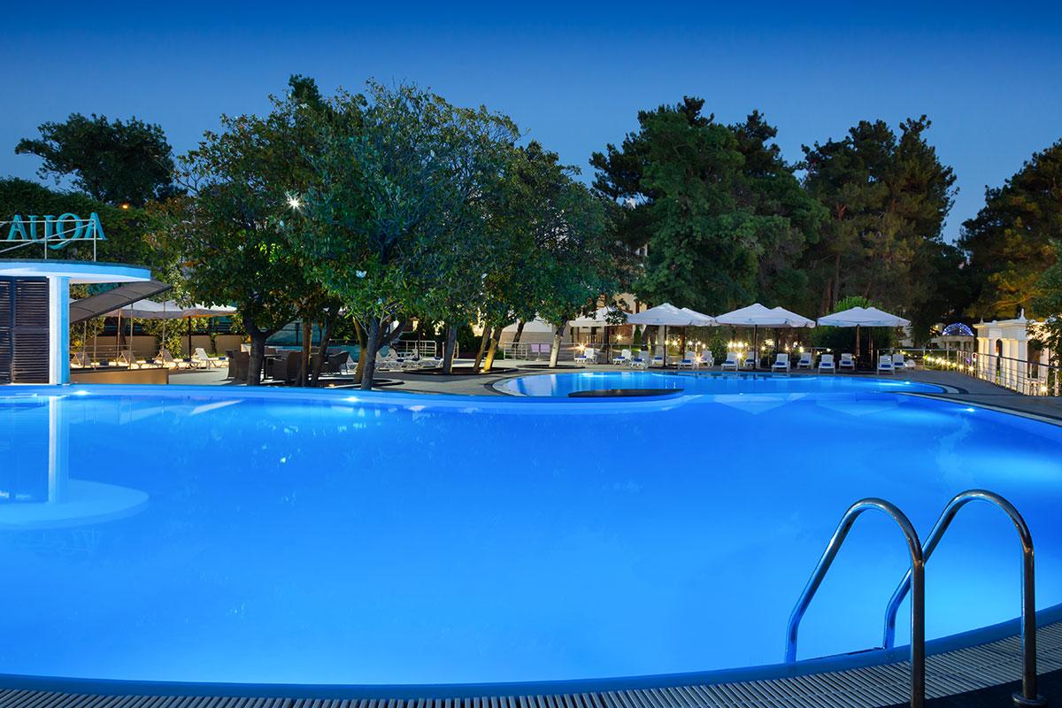 Приморье Grand Resort Hotel — бассейн вечером